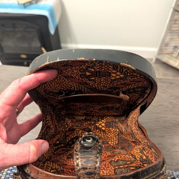 Vintage 1950s Hand-Painted Leather Box Purse w/ Batik Lining – Mid-Century Novel - Picture 6 of 10